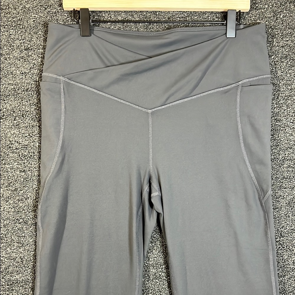 Fabletics Cross Waist Gray Athletic Flare Yoga Pants, Womens XL - Picture 2 of 9